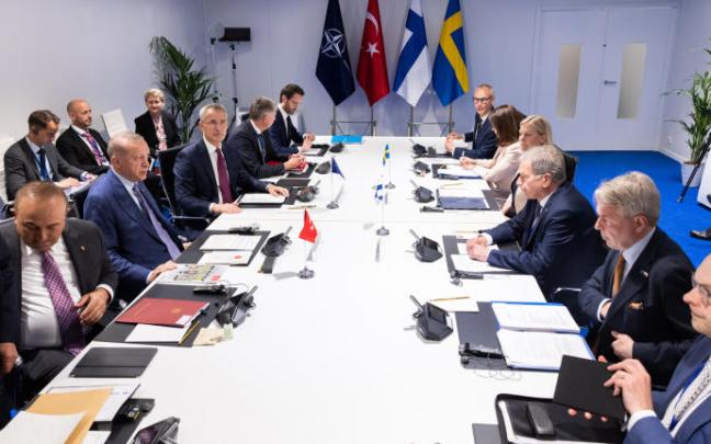 Los presidentes de Turquía y Finlandia, junto con representantes de Suecia, se reúnen con el Secretario General de la OTAN, Jens Stoltenberg. Los presidentes de Turquía y Finlandia, junto con representantes de Suecia, se reúnen con el Secretario General de la OTAN, Jens Stoltenberg.