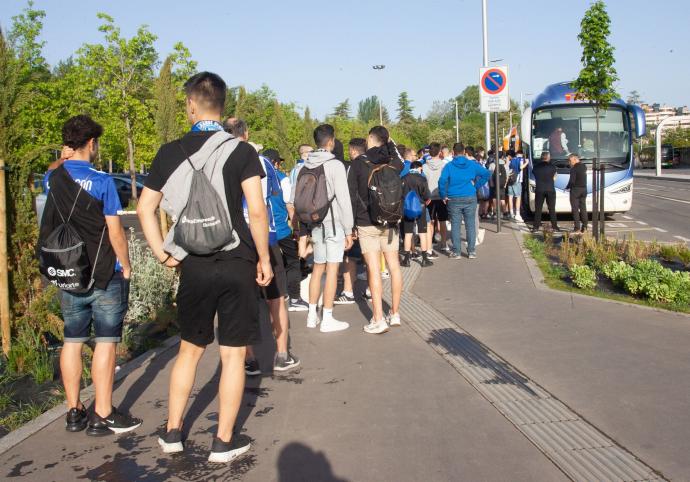 Aficionados del Alavés entrando al autobús que les lleva a Levante.