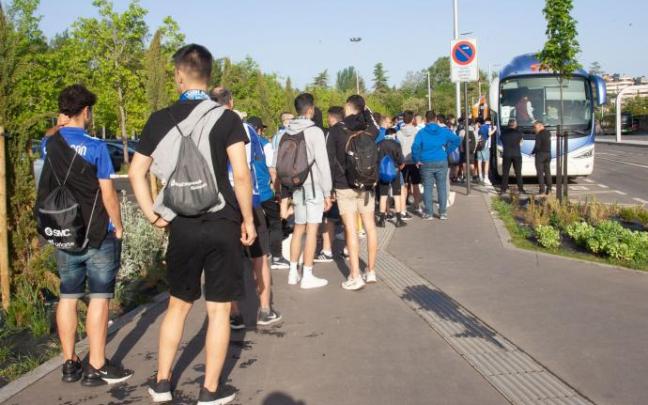 Aficionados del Alavés entrando al autobús que les lleva a Levante.