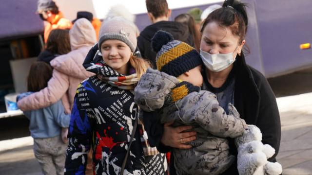 Una madre y sus dos hijos refugiados ucranianos.