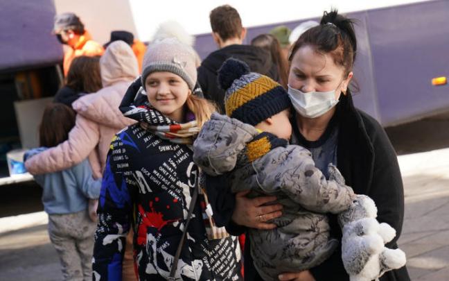 Una madre y sus dos hijos refugiados ucranianos.