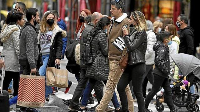 Un grupo de personas, algunas de ellas sin mascarilla, pasean por una calle. Foto: Oskar González