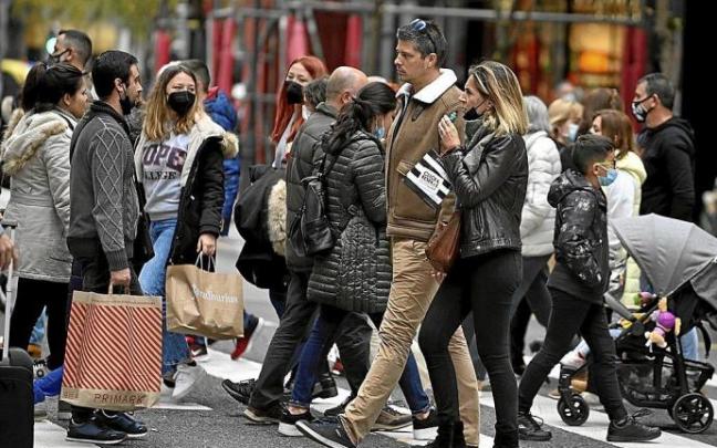 Un grupo de personas, algunas de ellas sin mascarilla, pasean por una calle. Foto: Oskar González