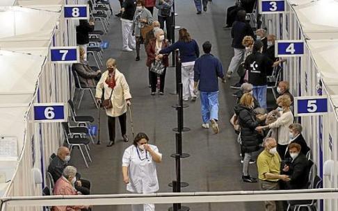 Campaña de vacunación masiva en el vacunódromo de La Casilla. Foto: Pablo Viñas