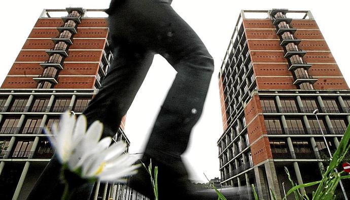 Una persona pasa por delante de la torre de la Hacienda guipuzcoana de Donostia. Foto: Iban Aguinaga