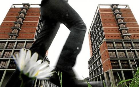 Una persona pasa por delante de la torre de la Hacienda guipuzcoana de Donostia. Foto: Iban Aguinaga
