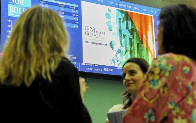 Inversores en la Bolsa de Bilbao durante la presentación del Bono Sostenible Euskadi. Foto: J. M. Martínez Inversores en la Bolsa de Bilbao durante la presentación del Bono Sostenible Euskadi. Foto: J. M. Martínez