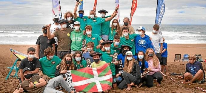 Integrantes de la selección vasca celebran la victoria.