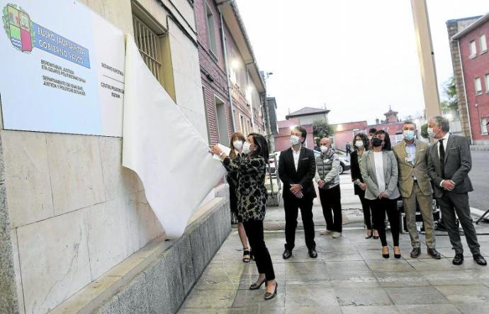 Beatriz Artolazabal descubre una placa con la denominación Centro Penitenciario Bizkaia y el logo del Gobierno Vasco. Foto: Borja Guerrero