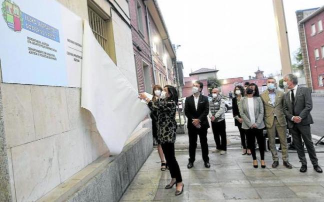 Beatriz Artolazabal descubre una placa con la denominación Centro Penitenciario Bizkaia y el logo del Gobierno Vasco. Foto: Borja Guerrero