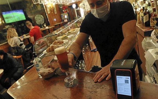 El pase covid está en vigor desde principios de mes en Euskadi. Foto: Guerrero