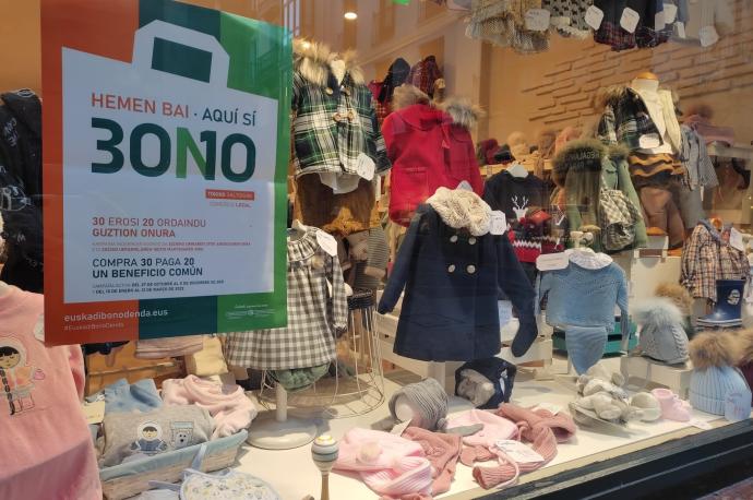 Imagen de una tienda con el distintivo de Euskadi Bono Denda.