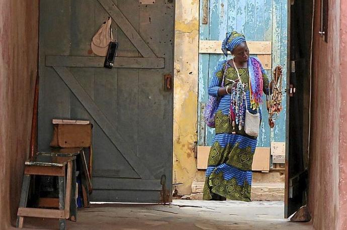 Una mujer en la isla de Gorea en Senegal.
