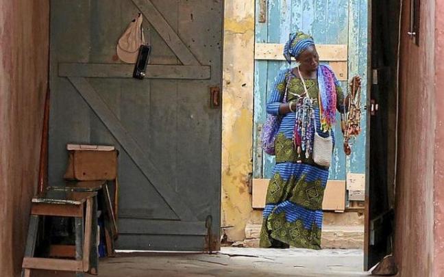 Una mujer en la isla de Gorea en Senegal. Una mujer en la isla de Gorea en Senegal.