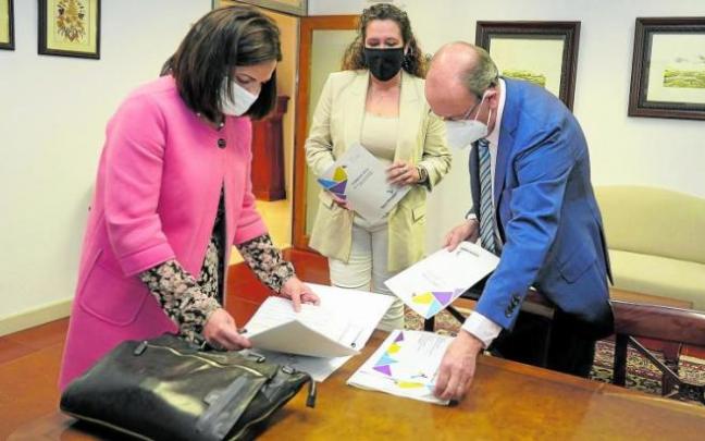 La consejera Beatriz Artolazabal, la directora Monika Hernando y el viceconsejero José Antonio Rodriguez Ranz, ayer. Foto: Irekia