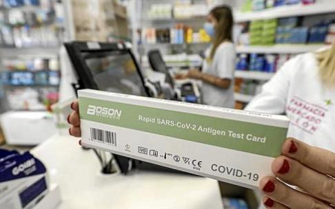 Una farmacéutica muestra un test de antígenos, la prueba más demandada estas navidades por todos los ciudadanos. Foto: Efe Una farmacéutica muestra un test de antígenos, la prueba más demandada estas navidades por todos los ciudadanos. Foto: Efe