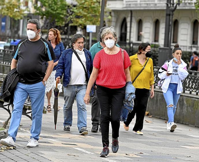 Varias personas pasean por las calles de una ciudad vasca. Foto: O. González