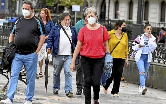 Varias personas pasean por las calles de una ciudad vasca. Foto: O. González