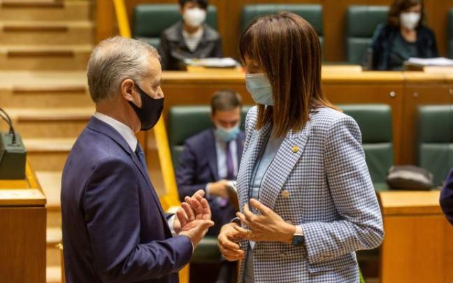 El lehendakari, Iñigo Urkullu, con la consejera de Empleo y Trabajo y vicelehendakari segunda, la socialista Idoia Mendia.