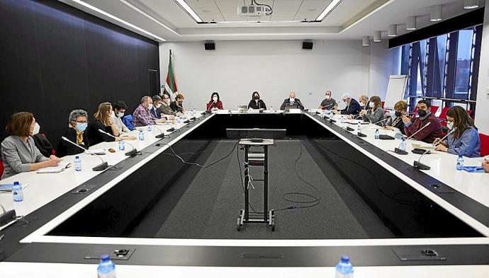 La consejera de Igualdad, Justicia y Políticas Sociales, Beatriz Artolazabal, preside la reunión de la Mesa Interinstitucional. Foto: Irekia