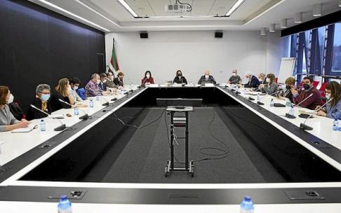 La consejera de Igualdad, Justicia y Políticas Sociales, Beatriz Artolazabal, preside la reunión de la Mesa Interinstitucional. Foto: Irekia