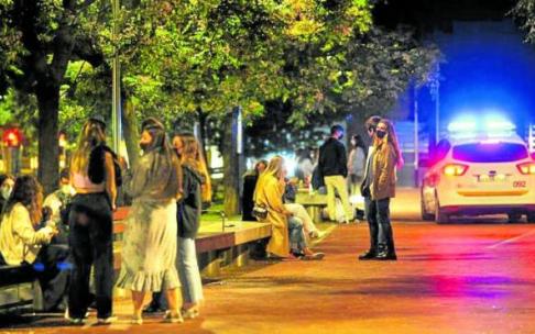 Varios jóvenes se reúnen en un parque público vizcaino botellón. Foto: Borja Guerrero