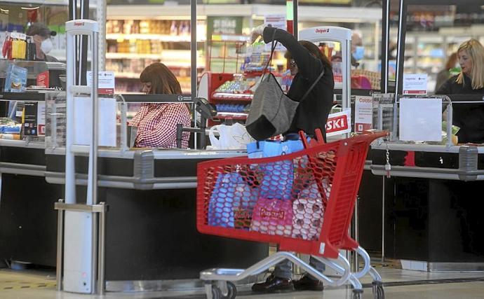 Una mujer compra en un centro comercial. Foto: O.M. Bernal