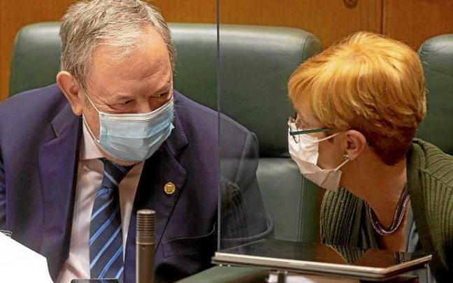 Pedro Azpiazu y Arantxa Tapia, en una sesión del Parlamento. Foto: Efe