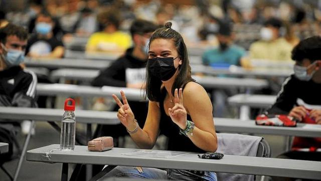 Una estudiante saluda antes del examen de la Selectividad celebrado el año pasado en Bilbao Exhibition Centre. Foto: Oskar González Una estudiante saluda antes del examen de la Selectividad celebrado el año pasado en Bilbao Exhibition Centre. Foto: Oskar González