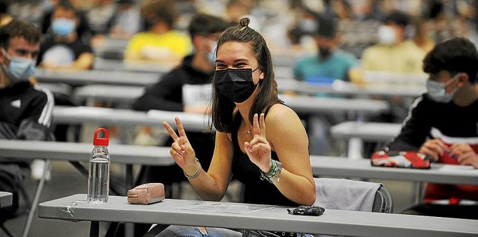 Una estudiante saluda antes del examen de la Selectividad celebrado el año pasado. Foto: Oskar González