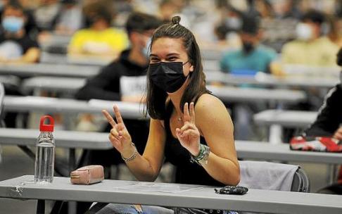 Una estudiante saluda antes del examen de la Selectividad celebrado el año pasado. Foto: Oskar González