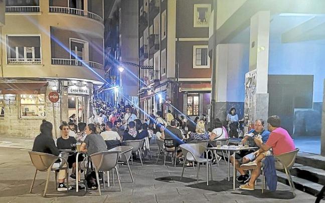 Varios grupos de personas se reúnen en la calle en una localidad vizcaína. Foto: Pablo Viñas