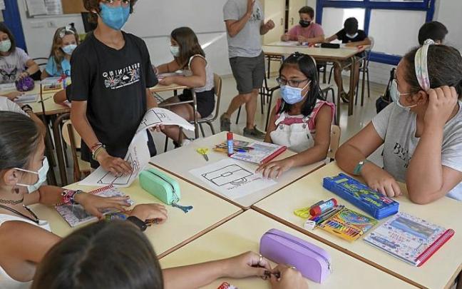 Varios estudiantes en clase con mascarilla. Foto: Oskar Martínez
