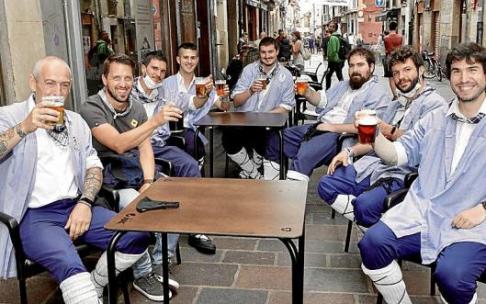 Una cuadrilla de blusas, en una instantánea en la calle Cuchillería de Vitoria-Gasteiz en las pasadas no fiestas. Foto: Pilar Barco