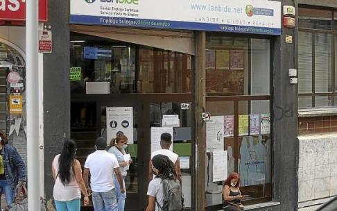 Varios ciudadanos hacen cola ante una oficina de empleo de Lanbide. Foto: Oskar Martínez