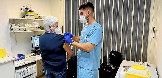 Personal de Osakidetza durante la campaña de vacunación de la gripe y la tercera dosis de la vacuna del covid-19. Foto: José Mari Martínez
