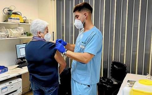 Personal de Osakidetza durante la campaña de vacunación de la gripe y la tercera dosis de la vacuna del covid-19. Foto: José Mari Martínez Personal de Osakidetza durante la campaña de vacunación de la gripe y la tercera dosis de la vacuna del covid-19. Foto: José Mari Martínez