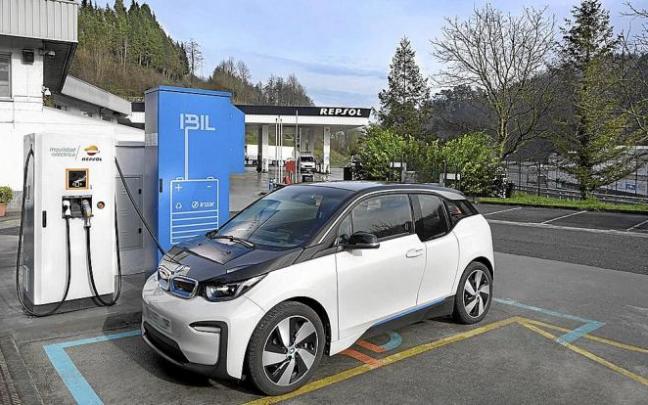 Un coche eléctrico, en plena carga en una estación de Tolosa. Foto: N.G. Un coche eléctrico, en plena carga en una estación de Tolosa. Foto: N.G.