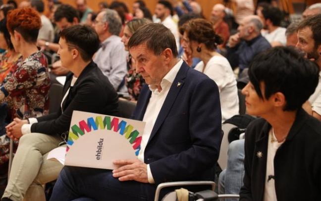 El coordinador general de EH Bildu, Arnaldo Otegi, con Maddalen Iriarte, en la Conferencia Municipalista.