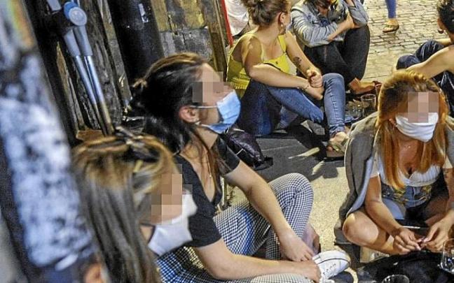 Un grupo de jóvenes, en un botellón. Foto: José Mari Martínez