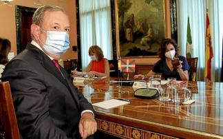 El consejero de Economía y Hacienda, Pedro Azpiazu, al inicio de la Comisión Mixta del Concierto Económico frente a la ministra de Hacienda, María Jesús Montero. Foto: Efe El consejero de Economía y Hacienda, Pedro Azpiazu, al inicio de la Comisión Mixta del Concierto Económico frente a la ministra de Hacienda, María Jesús Montero. Foto: Efe