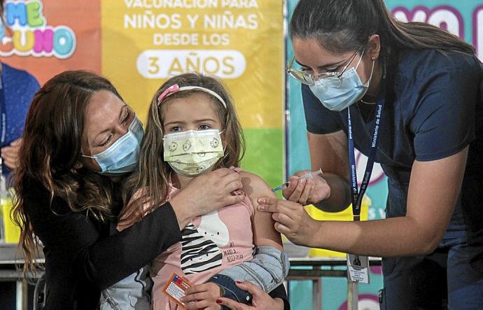 Vacunación infantil en Chile, que es de los pocos países que ha bajado la inyección contra el covid hasta los tres años. Foto: AFP