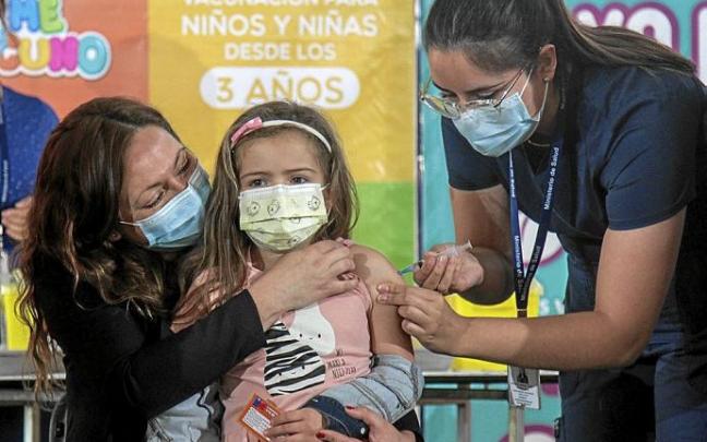 Vacunación infantil en Chile, que es de los pocos países que ha bajado la inyección contra el covid hasta los tres años. Foto: AFP