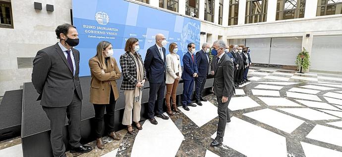 El lehendakari, Iñigo Urkullu, durante la reunión mantenida ayer. Foto: N.G.