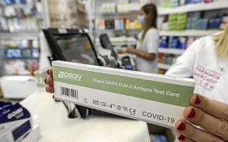 Una farmacéutica muestra un test de antígenos, la prueba más demandada estas Navidades por todos los ciudadanos. Foto: Efe Una farmacéutica muestra un test de antígenos, la prueba más demandada estas Navidades por todos los ciudadanos. Foto: Efe