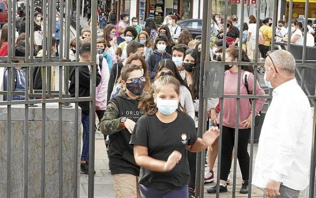 Un grupo de estudiantes a la salida de un instituto. Foto: Oskar M. Bernal