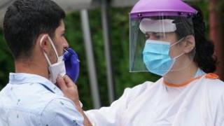 Los cribados masivos forman parte ya de una estampa muy antigua de la pandemia.