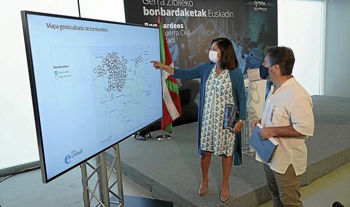 La consejera Beatriz Artolazabal y el historiador Xabier Irujo presentan el mapa geolocalizado de bombardeos en Euskadi. Foto: Oskar M. Bernal