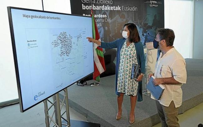 La consejera Beatriz Artolazabal y el historiador Xabier Irujo presentan el mapa geolocalizado de bombardeos en Euskadi. Foto: Oskar M. Bernal La consejera Beatriz Artolazabal y el historiador Xabier Irujo presentan el mapa geolocalizado de bombardeos en Euskadi. Foto: Oskar M. Bernal