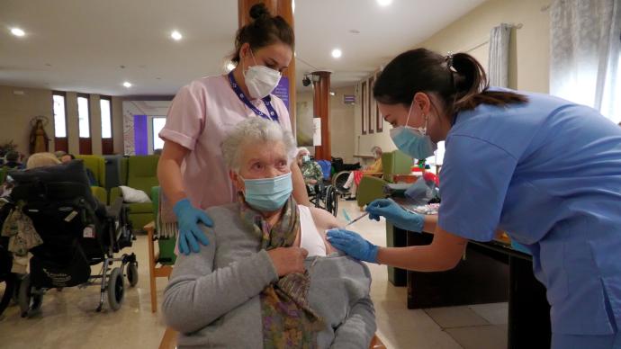 Begoña del Olmo fue la primera vizcaina en ser vacunada en una residencia de Elorrio el 27 de diciembre de 2020.